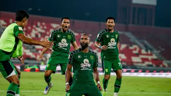 Selebrasi Yuran Fernandes setelah berhasil mencetak gol untuk Persebaya Surabaya saat menghadapi Arema FC di semifinal Piala Presiden 2026 (Sumber: web/persebaya.id)