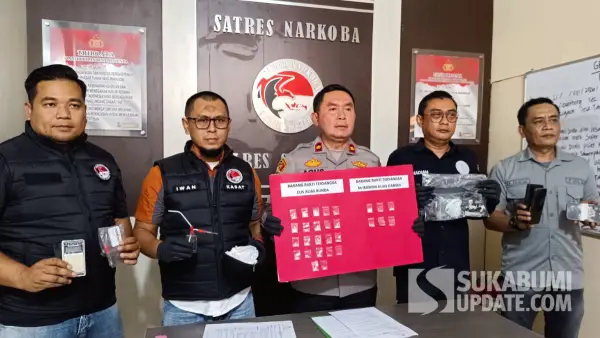 Wakapolres Sukabumi Kompol Agus Suherman bersama BNNK dan Satresnarkoba gelar perkara penangkapan oknum kades di Ciemas dan dua pengedar sabu (Sumber: sukabumiupdate)
