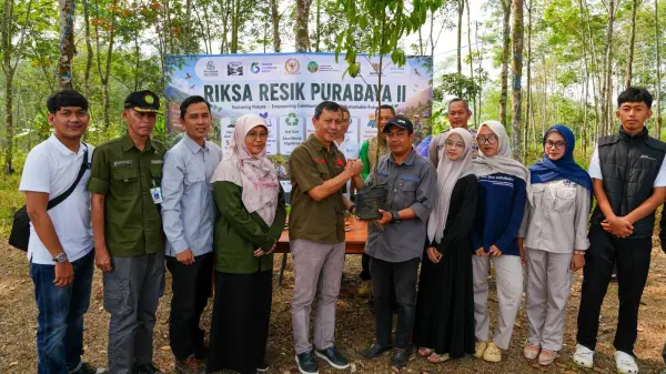 Anggota Komisi IV DPR RI Fraksi PKS drh Slamet menghadiri kegiatan penanaman pohon dalam program Riksa Resik Purabaya II di Desa Pagelaran, Kecamatan Purabaya, Kabupaten Sukabumi, Jumat (31/7/2026). | Foto: Istimewa