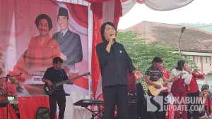 Anggota DPR RI Fraksi PDIP Once Mekel tampil menghibur warga dalam kegiatan peringatan Hari ASI Sedunia dan HUT ke-81 Kemerdekaan RI di Cibadak Sukabumi. (Sumber Foto: SU/Ibnu)