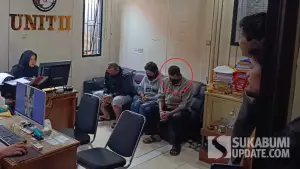 Kades Tamanjaya US (lingkar merah) saat menjalani pemeriksaan oleh petugas Satnarkoba Polres Sukabumi. (Sumber: SU/Ilyas)