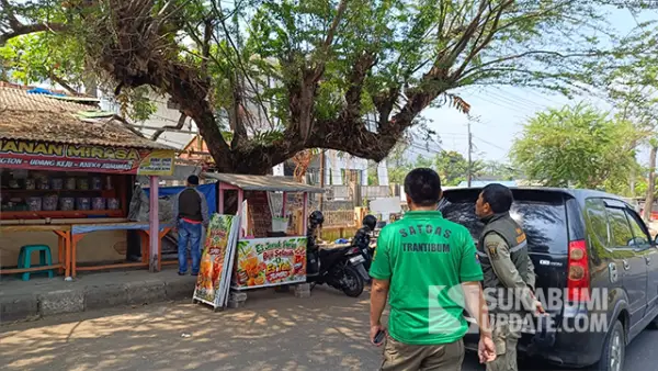 Satpol PP Sukabumi saat tertibkan PKL di kawasan Gedung Baru UOBK Instalasi Gawat Darurat (IGD) RSUD Palabuhanratu, Kecamatan Palabuhanratu, Jumat (7/8/2026). (Sumber : SU/Ilyas).
