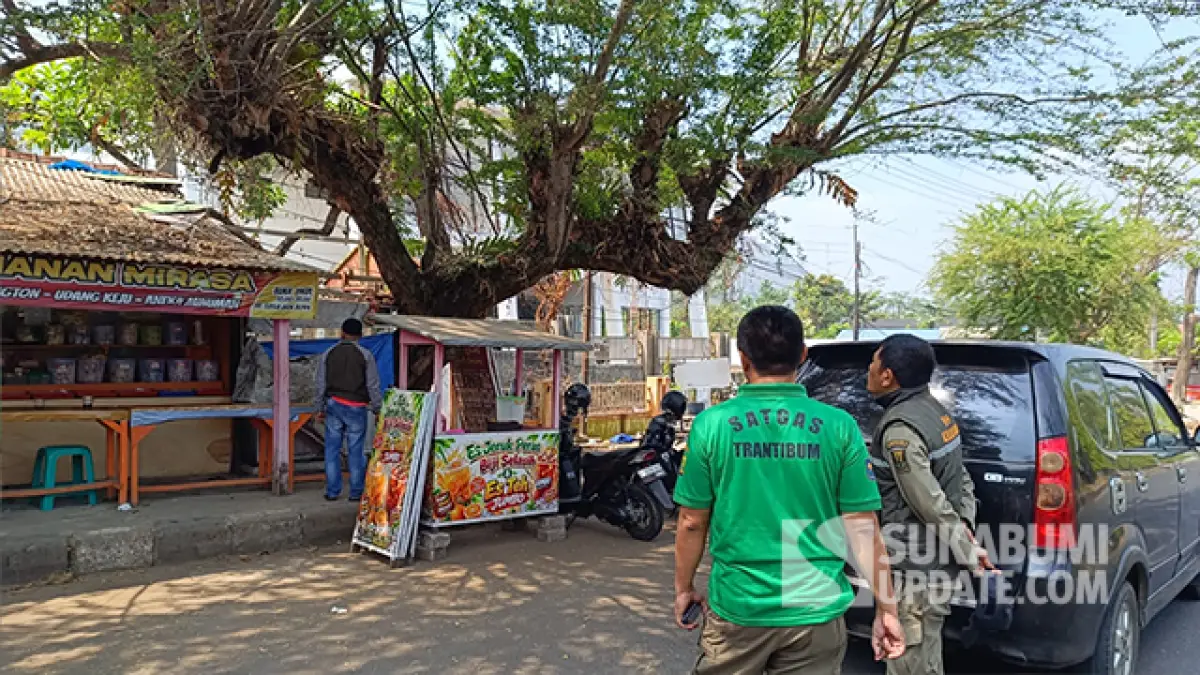 Satpol PP Sukabumi Tertibkan PKL di Area IGD Baru RSUD Palabuhanratu, Enam Lapak Dibongkar Mandiri