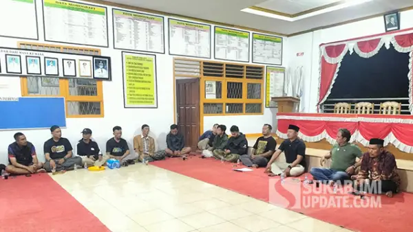 Anggota DPRD Kabupaten Sukabumi Dadang Hermawan saat menghadiri pertemuan dengan tokoh agama dan tokoh masyarakat Desa Purwasedar, Kecamatan Ciracap. (Sumber : SU/Ragil Gilang).