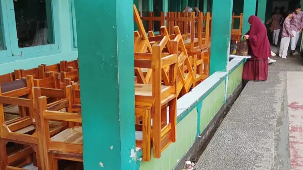Dinas Pendidikan Kabupaten Sukabumi kirim bangku belajar ke SMPN 1 Cisaat (Sumber: dok disdik)