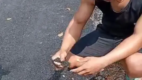 Warga perlihatkan aspal mudah mengelupas di proyek perbaikan jalan Jampangtengah (Sumber: dok warga)