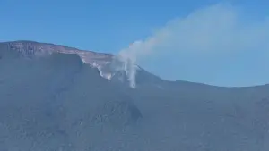 Kepulan asap api kebakaran di alun-alun Suryakencana Gunung Gede Pangrango yang terlihat dari kejauhan. (Sumber Foto: Dok. Kemenhut/BBTNGGP)