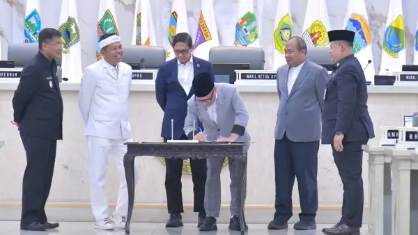 Penandatanganan nota kesepakatan KUA-PPAS 2027 antara Gubernur Jabar Dedi Mulyadi dan Pimpinan DPRD Jabar. (Sumber Foto: Humas Jabar)