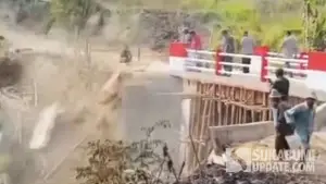 Tangkapan layar video detik-detik TPT Proyek Jembatan Cikalomeran Warungkiara Sukabumi ambruk, Jumat (7/8/2026). (Sumber Foto: Istimewa)