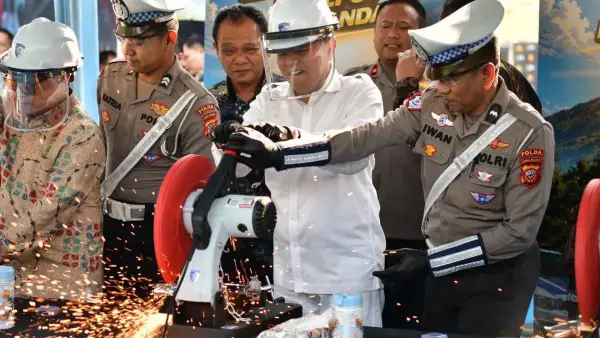 Gubernur Jawa Barat Dedi Mulyadi saat memusnakan knalpot brong di Mapolda Jabar, Jumat (7/8/2026). (Sumber Foto: Humas Jabar)