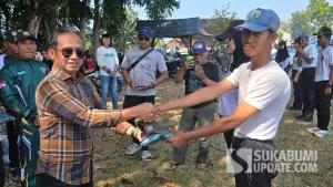 Anggota DPRD Kabupaten Sukabumi, Dadang Hermawan menyerahkan bantuan seragam dan perlengkapan latihan bagi Pasukan Pengibar Bendera (Paskibraka) Kecamatan Ciracap (Sumber: sukabumiupdate)