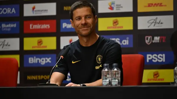 Xabi Alonso saat memimpin konferensi pers jelang laga Chelsea vs AC Milan (Sumber: web/chelsea.com)