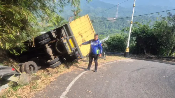 Truk B 9047 JXR terperosok di Jalan Raya Penghubung Cikidang-Palabuhanratu, tepatnya di Kampung Bantarselang RT 03/11, Desa Cikidang, Kecamatan Cikidang, Kabupaten Sukabumi (Sumber: dok gakkum)