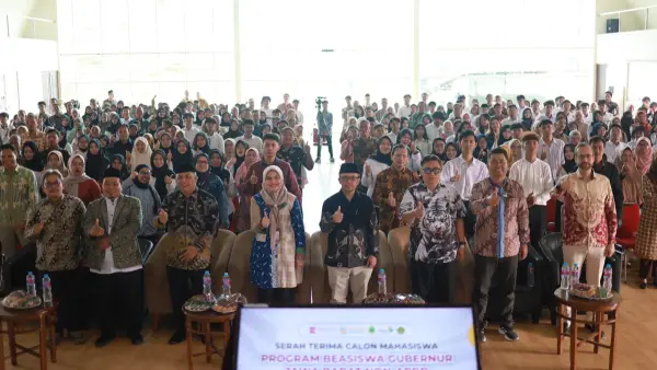 Sebanyak 244 putra-putri terbaik resmi menerima beasiswa untuk melanjutkan pendidikan tinggi di Nusa Putra University. (Sumber: dok nusa putra)
