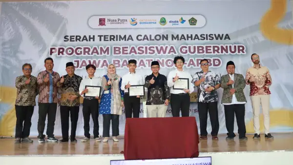 Sekdisdik Jabar Deden Saepul Hidayat (ketiga dari kanan) saat menghadiri Serah Terima Program Beasiswa Gubernur Jabar di Nusa Putra University, Jumat (7/8/2026). (Sumber Foto: Dok. NPU)