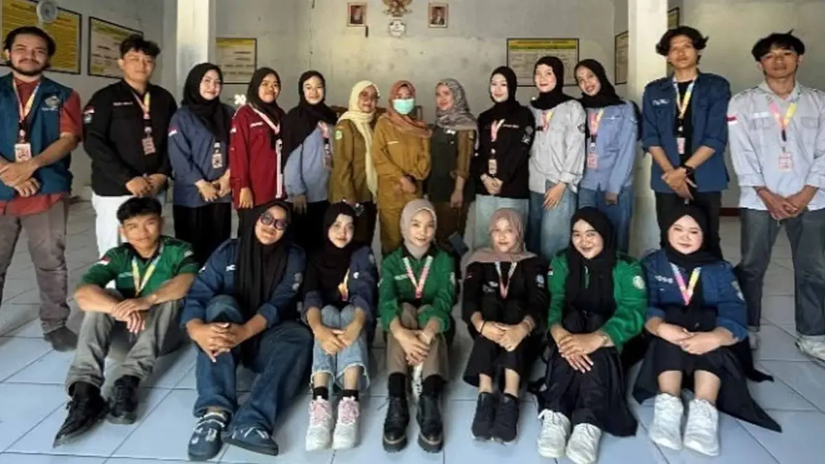 Mahasiswa KKN UMMI Kelompok 12 saat berfoto bersama Bidan Desa Calingcing selepas sosialisasi.
