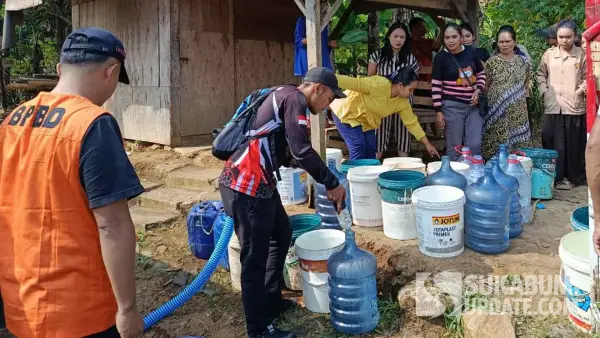 BPBD Kabupaten Sukabumi saat menyalurkan bantuan air bersih di Desa Kutajaya Cicurug. (Sumber Foto: Dok. P2BK Cicurug)