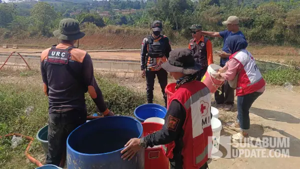 BPBD Kabupaten Sukabumi dan PMI saat menyalurkan bantuan air bersih bagi warga terdampak kekeringan di Desa Cisarua Kecamatan Nagrak. (Sumber Foto: Dok. P2BK Nagrak)