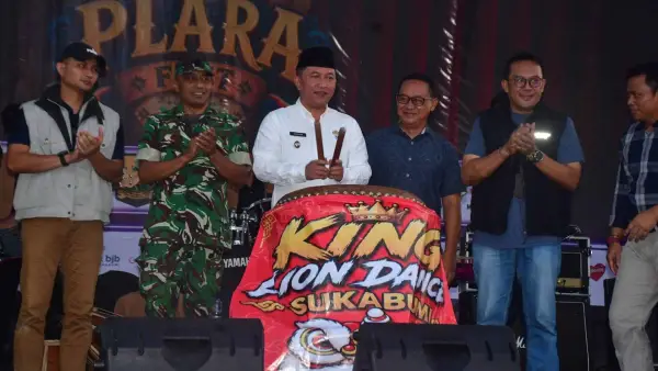 Wabup Andreas memukul tambur sebagai tanda dibukanya Plara Fest 2026 dan rangkaian Hari Jadi Kabupaten Sukabumi ke-156. (Sumber Foto: Diskominfosan Kab. Sukabumi)