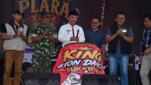 Wabup Andreas memukul tambur sebagai tanda dibukanya Plara Fest 2026 dan rangkaian Hari Jadi Kabupaten Sukabumi ke-156. (Sumber Foto: Diskominfosan Kab. Sukabumi)