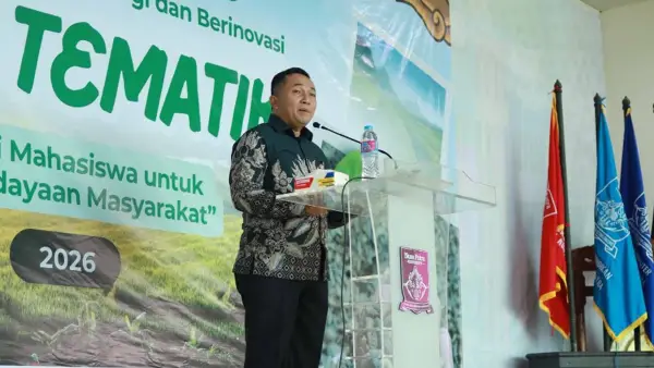 Kadisdik Kabupaten Sukabumi Deden Sumpena saat memberikan sambutan dalam acara pelepasan peserta KKN Tematik GRADASI 2026 di Nusa Putra University. (Sumber Foto: Dok. NPU)