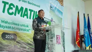 Kadisdik Kabupaten Sukabumi Deden Sumpena saat memberikan sambutan dalam acara pelepasan peserta KKN Tematik GRADASI 2026 di Nusa Putra University. (Sumber Foto: Dok. NPU)