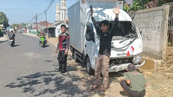 Penampakan Mobil Isuzu Traga Box yang Mengalami Kecelakaan usai Menabrak Tiang Telepon di Jampangkulon Sukabumi, Minggu (9/8/2026) sekitar pukul 10.00 WIB. (Sumber : Istimewa.).