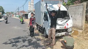 Penampakan Mobil Isuzu Traga Box yang Mengalami Kecelakaan usai Menabrak Tiang Telepon di Jampangkulon Sukabumi, Minggu (9/8/2026) sekitar pukul 10.00 WIB. (Sumber : Istimewa.).