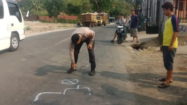 Polisi saat menandai TKP kecelakaan maut di Cikembar, Sukabumi. (Sumber: Istimewa)