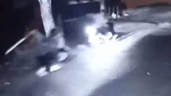 Tangkapan layar korban saat dikejar berandal motor menggunakan senjata tajam di Jalan Rambay, Cisaat, Sukabumi. Jumat (7/8/2026). (Sumber: Istimewa)