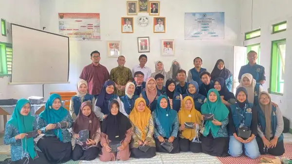 Mahasiswa Kelompok 09 KKN UMMI menggelar workshop pembuatan kerajinan dompet dari sampah kresek di Desa Bojongtugu Curugkembar Sukabumi. (Sumber Foto: Dok. KKN 09 UMMI)