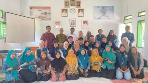 Mahasiswa Kelompok 09 KKN UMMI menggelar workshop pembuatan kerajinan dompet dari sampah kresek di Desa Bojongtugu Curugkembar Sukabumi. (Sumber Foto: Dok. KKN 09 UMMI)