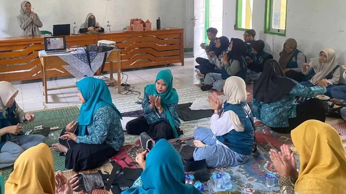 Proses pembuatan dompet dari sampah kresek.