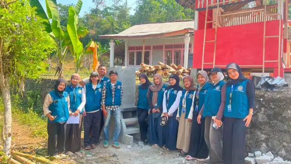 Mahasiswa KKN Kelompok 18 UMMI dan rocket stove yang dibangun di Desa Pagelaran, Kecamatan Purabaya, Kabupaten Sukabumi. (Sumber Foto: Dok. KKN UMMI)