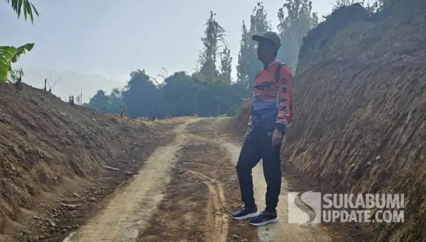 Anggota Komisi IV DPR RI Fraksi PKS, drh Slamet, di lokasi pembangunan yang diduga terkait fasilitas wisata di kawasan Jalan Lingkar Utara, dekat area Cinumpang, Kecamatan Kadudampit, Kabupaten Sukabumi. | Foto: Istimewa