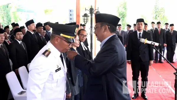 Asep Japar saat melantik 327 pejabat Pemkab Sukabumi di kawasan wisata Alun-alun Gadobangkong. (Sumber Foto: SU/Ilyas)
