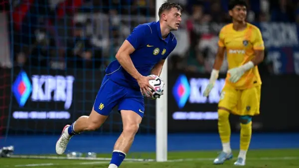 Aksi Liam Delap setelah mencetak gol penyama kedudukan bagi Chelsea saat jadapi JDT. (Sumber: web/chelsea.com)