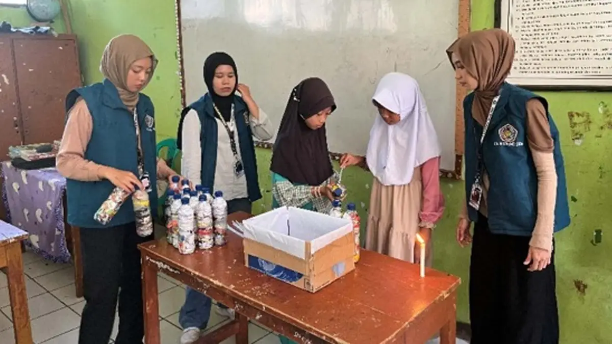 Siswa SDN Sukaharja antusias mengikuti pelatihan pembuatan ecobrick.