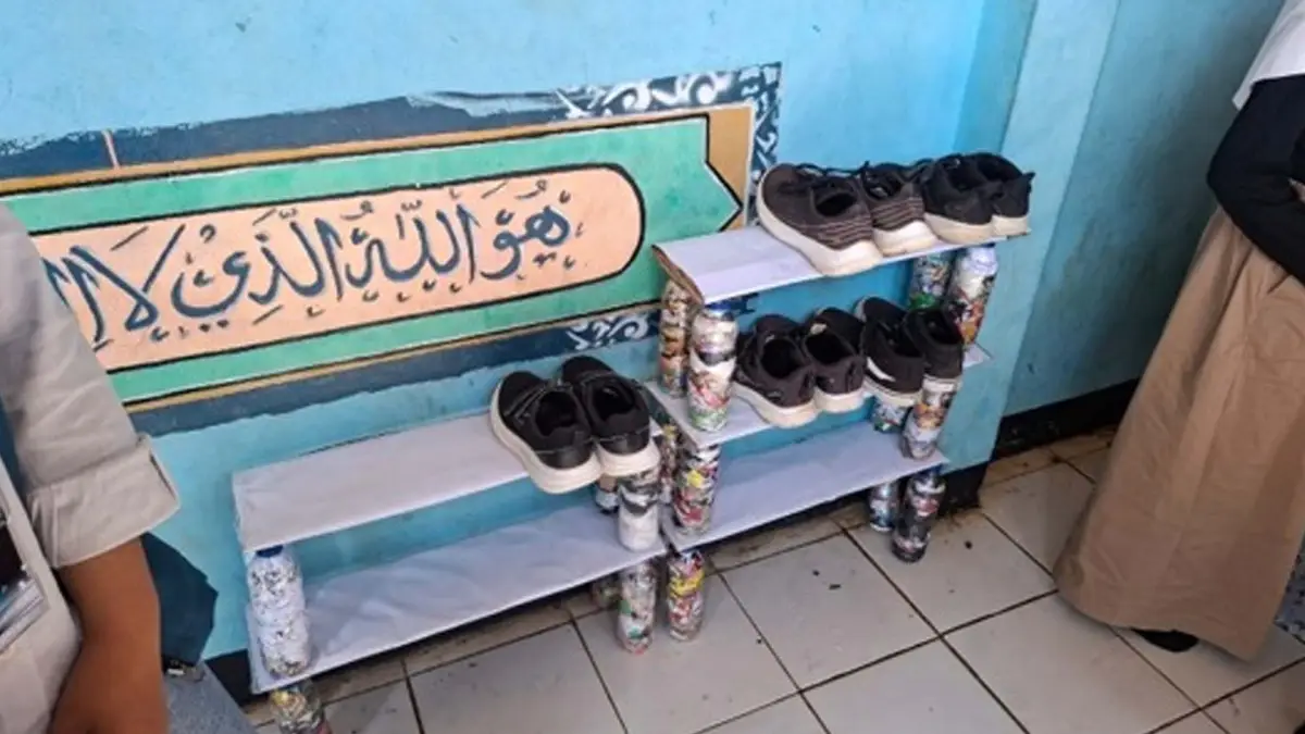 Rak sepatu berbahan ecobrick hasil karya siswa dan mahasiswa KKN UMMI dimanfaatkan di SDN Sukaharja.