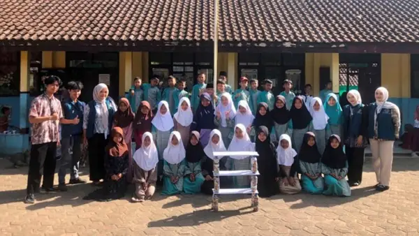 Mahasiswa KKN UMMI bersama guru dan siswa SDN Sukaharja berfoto bersama usai kegiatan edukasi pemanfaatan sampah plastik menjadi ecobrick yang diolah menjadi rak sepatu dan tempat buku. (Sumber Foto: KKN UMMI)