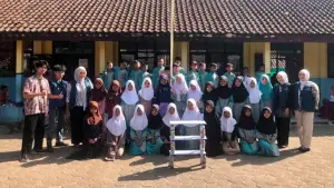 Mahasiswa KKN UMMI bersama guru dan siswa SDN Sukaharja berfoto bersama usai kegiatan edukasi pemanfaatan sampah plastik menjadi ecobrick yang diolah menjadi rak sepatu dan tempat buku. (Sumber Foto: KKN UMMI)