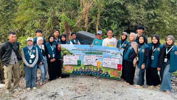 Mahasiswa KKN UMMI Kelompok 11 Desa Mekartanjung bersama pemerintah desa dan warga berfoto usai peresmian Rocket Stove sebagai solusi pengelolaan sampah ramah lingkungan. (Sumber Foto: KKN UMMI)