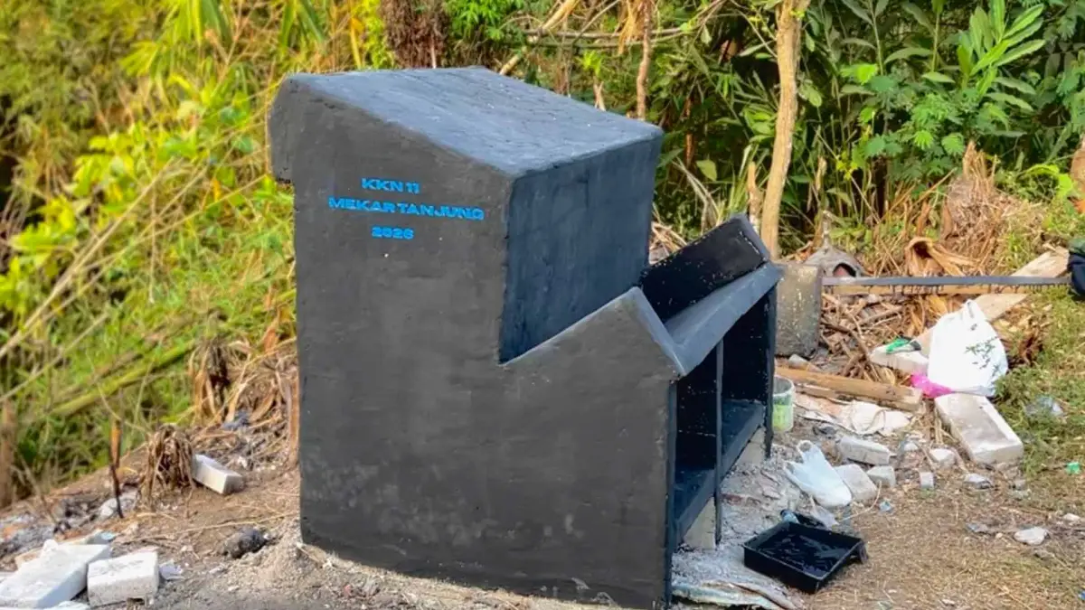 Rocket Stove yang dibangun mahasiswa KKN UMMI Kelompok 11 Desa Mekartanjung untuk membantu pengelolaan sampah rumah tangga dengan sistem pembakaran yang lebih efisien dan minim asap.