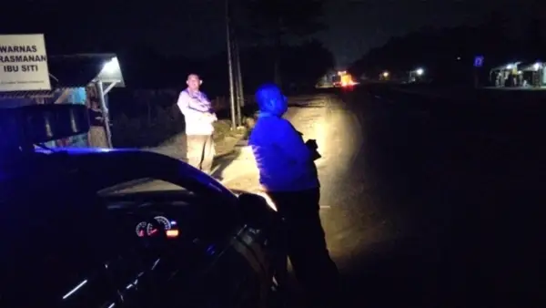 Polisi saat melakukan pengecekan di sekitar lokasi kejadian tepatnya di simpang Rambay menuju Jalur Lingkar Selatan, Desa Babakan, Kecamatan Cisaat. (Sumber: Istimewa)