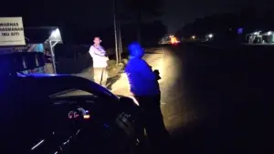 Polisi saat melakukan pengecekan di sekitar lokasi kejadian tepatnya di simpang Rambay menuju Jalur Lingkar Selatan, Desa Babakan, Kecamatan Cisaat. (Sumber: Istimewa)