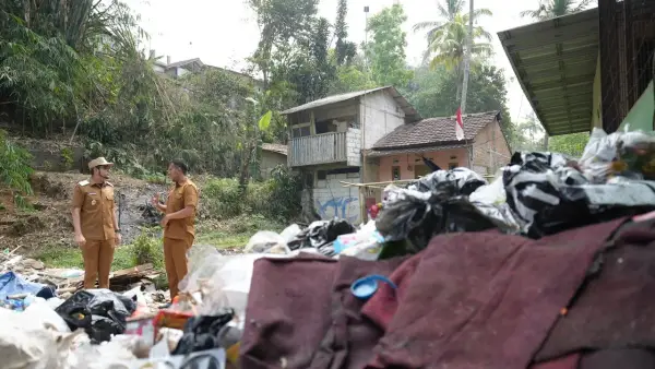 Wakil Wali Kota Sukabumi saat mengunjungi PT Rumah Magot Selabintana. (Sumber: Dokpim)