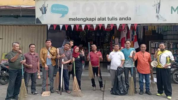 Kepala UPTD Pasar Parungkuda Eman Sulaeman bersama petugas dan warga pasar saat melaksanakan kegiatan Jumat Bersih (Jumsih) di lingkungan Pasar Parungkuda. (Sumber: Istimewa)