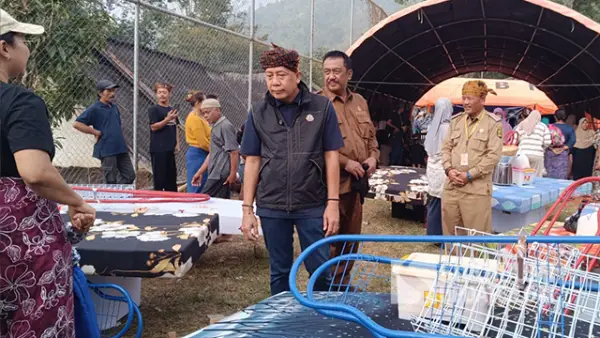 Wakil Ketua DPR RI/Korinbang, Saan Mustopa berkunjung ke lokasi terdampak di Kampung Adat Kasepuhan Ciptamulya pada Senin (10/8/2026). (Sumber : SU/Ilyas).
