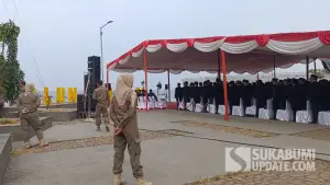 Petugas Satpol-PP Sukabumi saat mengamankan jalannya pelantikan 327 Pejabat Pemkab Sukabumi. (Sumber: SU/Ilyas Supendi)