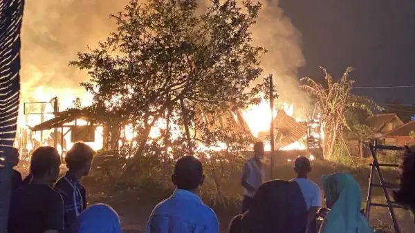Kebakaran gudang papan di Sukasari Cisaat Kabupaten Sukabumi (Sumber: dok warga)